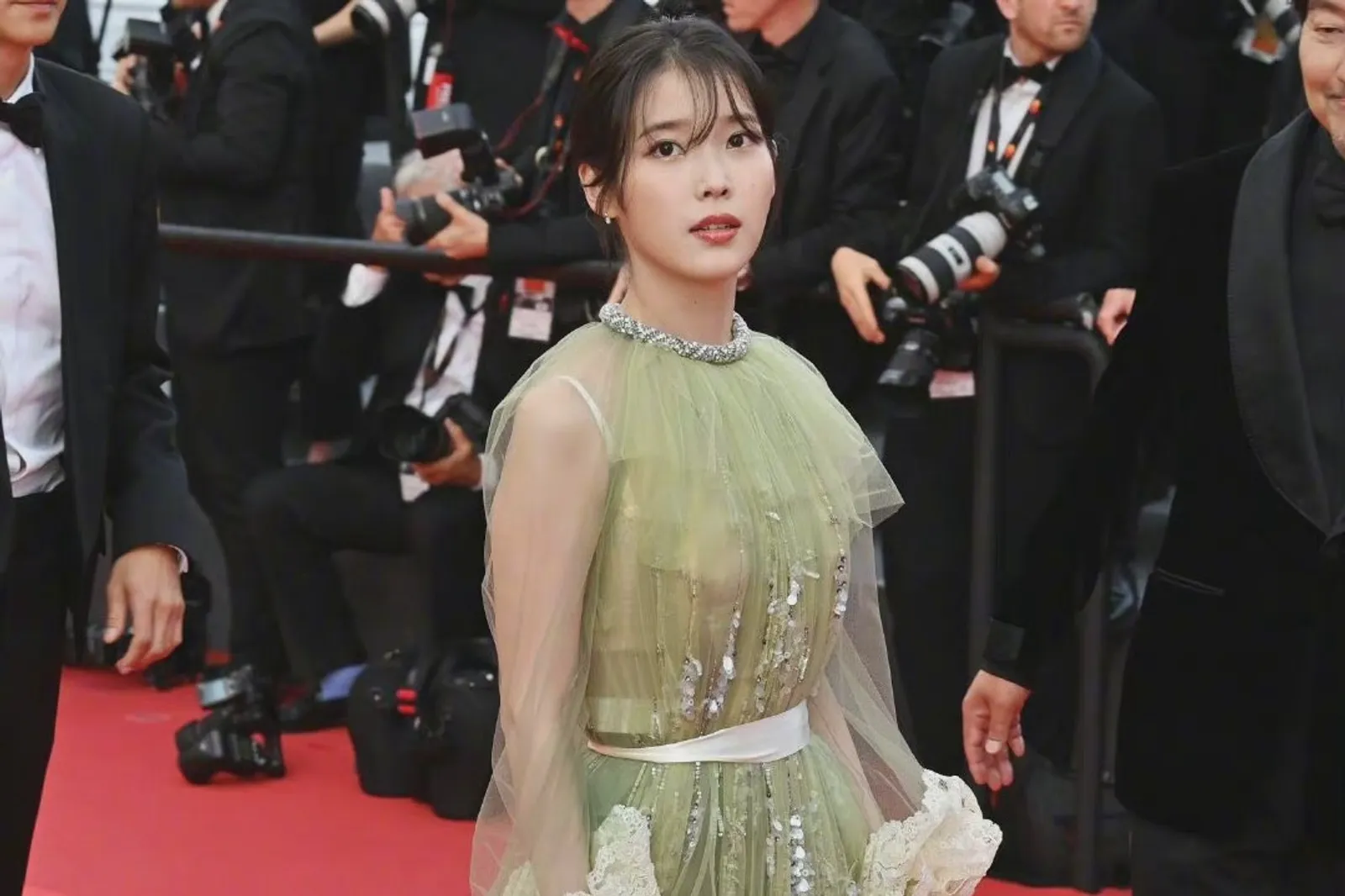IU Pakai Gaun Gucci di Penutupan Cannes Film Festival 2022