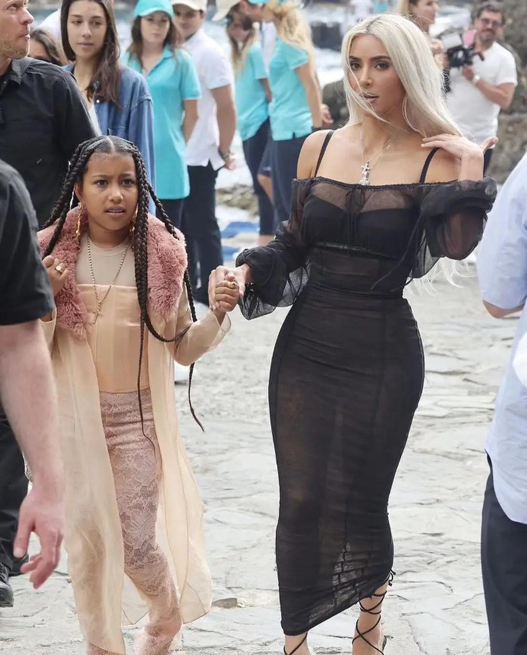 Gaya Kim Kardashian & North West Curi Perhatian Warga Italia!