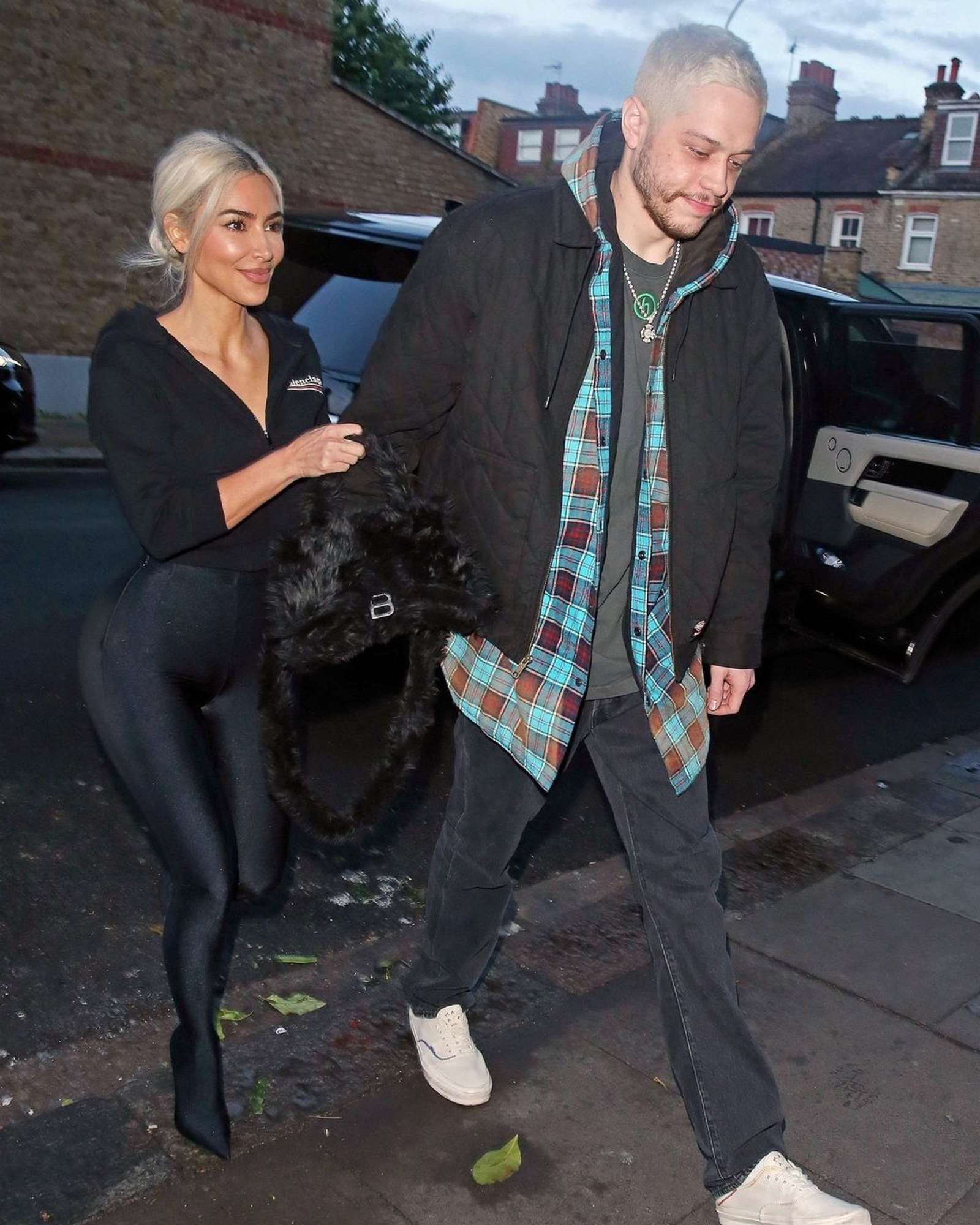 Gaya Kim Kardashian & Pete Davidson yang Semakin Kompak!