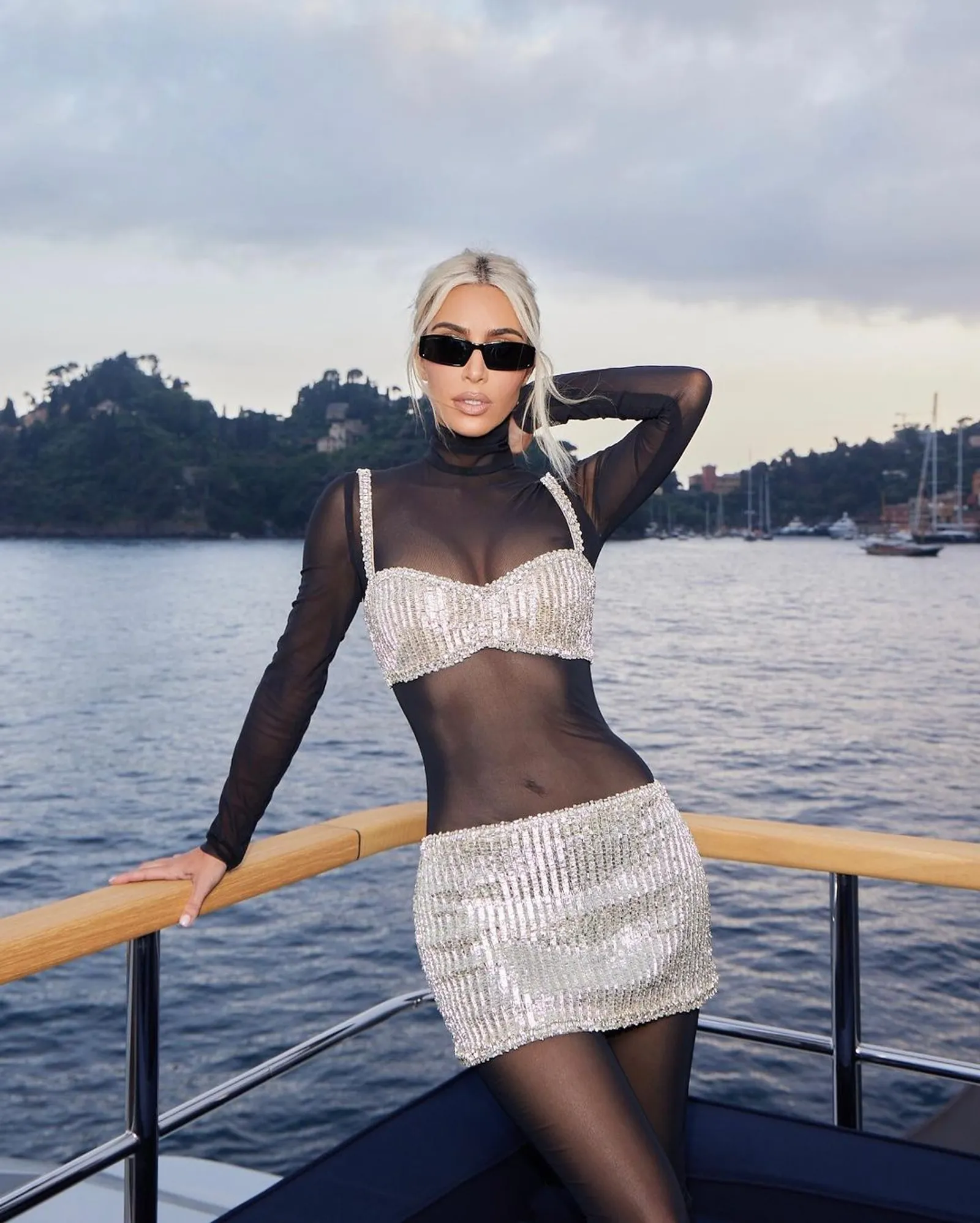 Kim Kardashian Pakai Baju Seksi di Atas Laut!