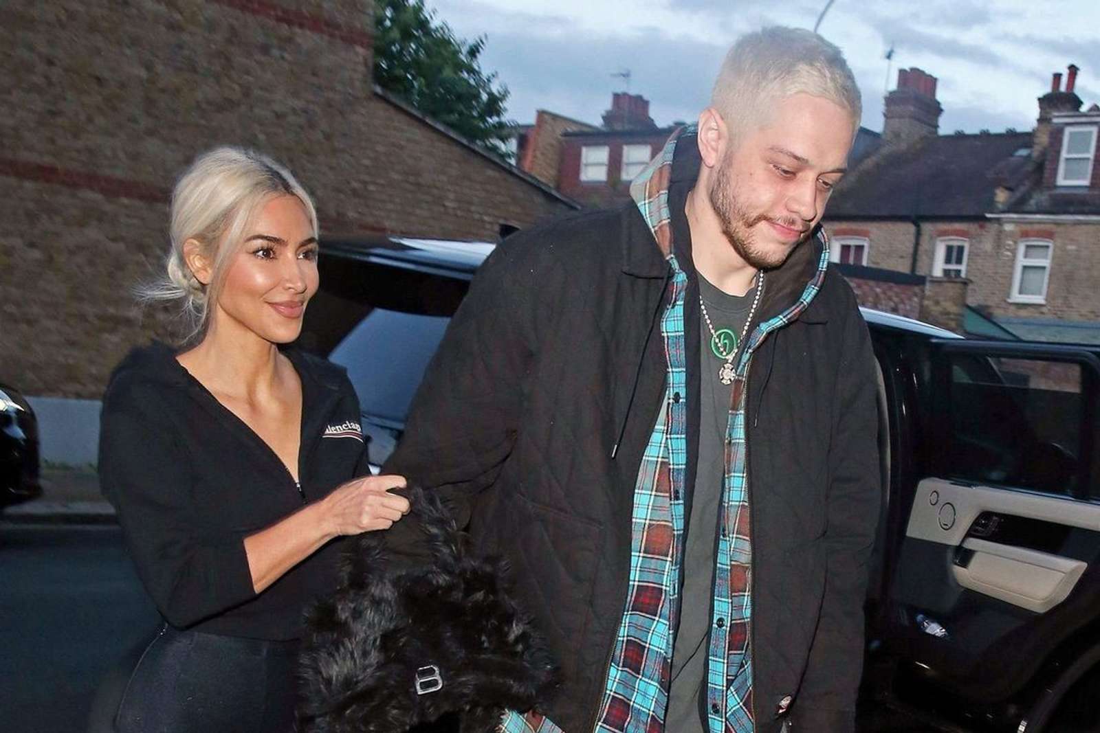 Gaya Kim Kardashian & Pete Davidson yang Semakin Kompak!