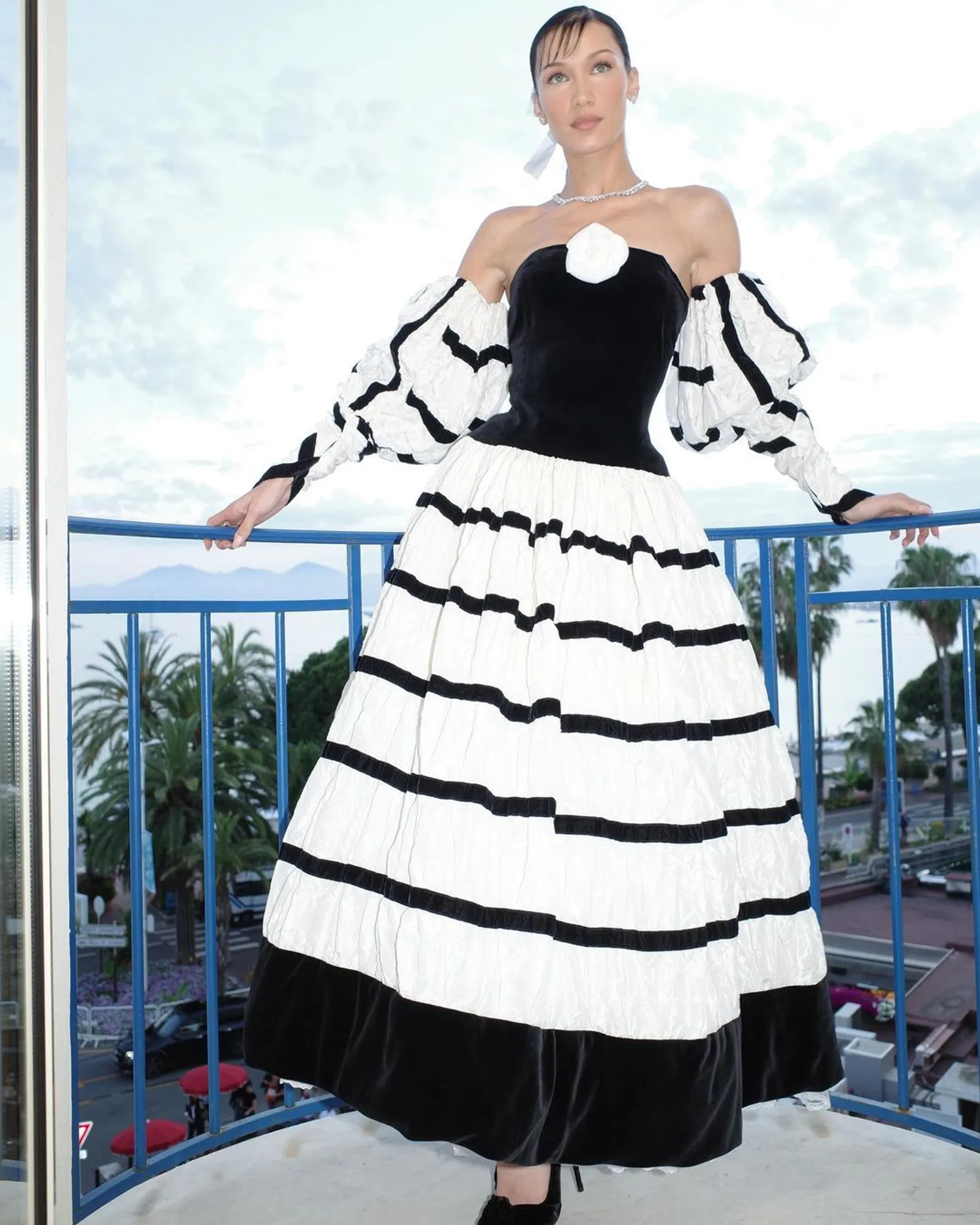 Detail Anggun Gaun Chanel yang Dipakai Oleh Bella Hadid