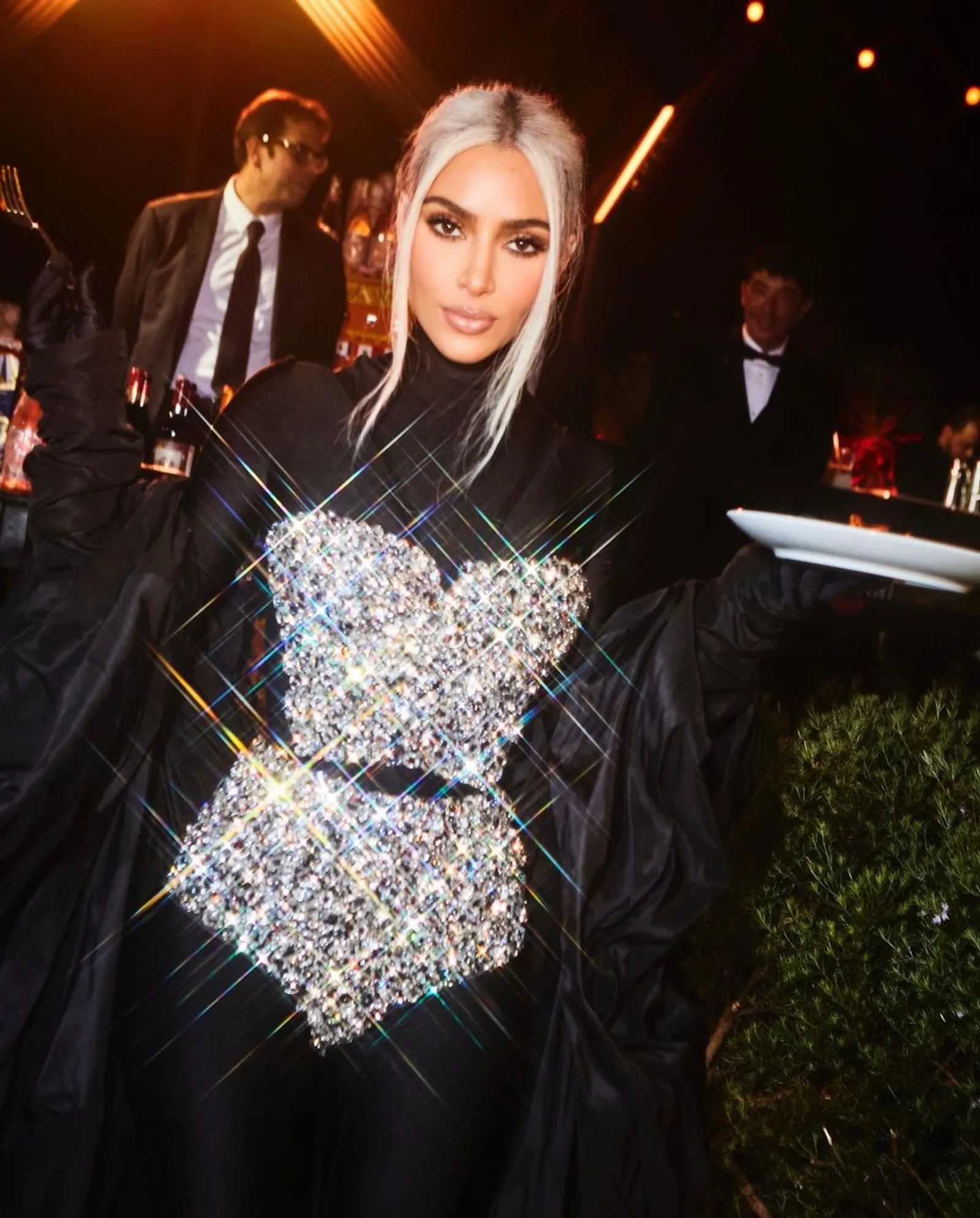 Mewah! Kim Kardashian Kenakan 'Bra & Celana Dalam' Bertabur Kristal