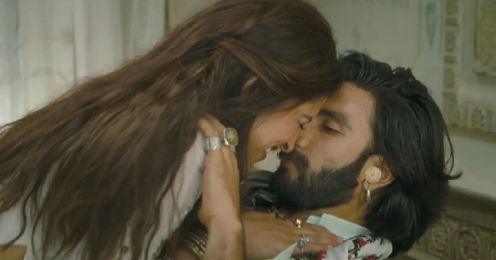 12 Adegan Ciuman di Film India yang Bikin Penonton Gregetan!