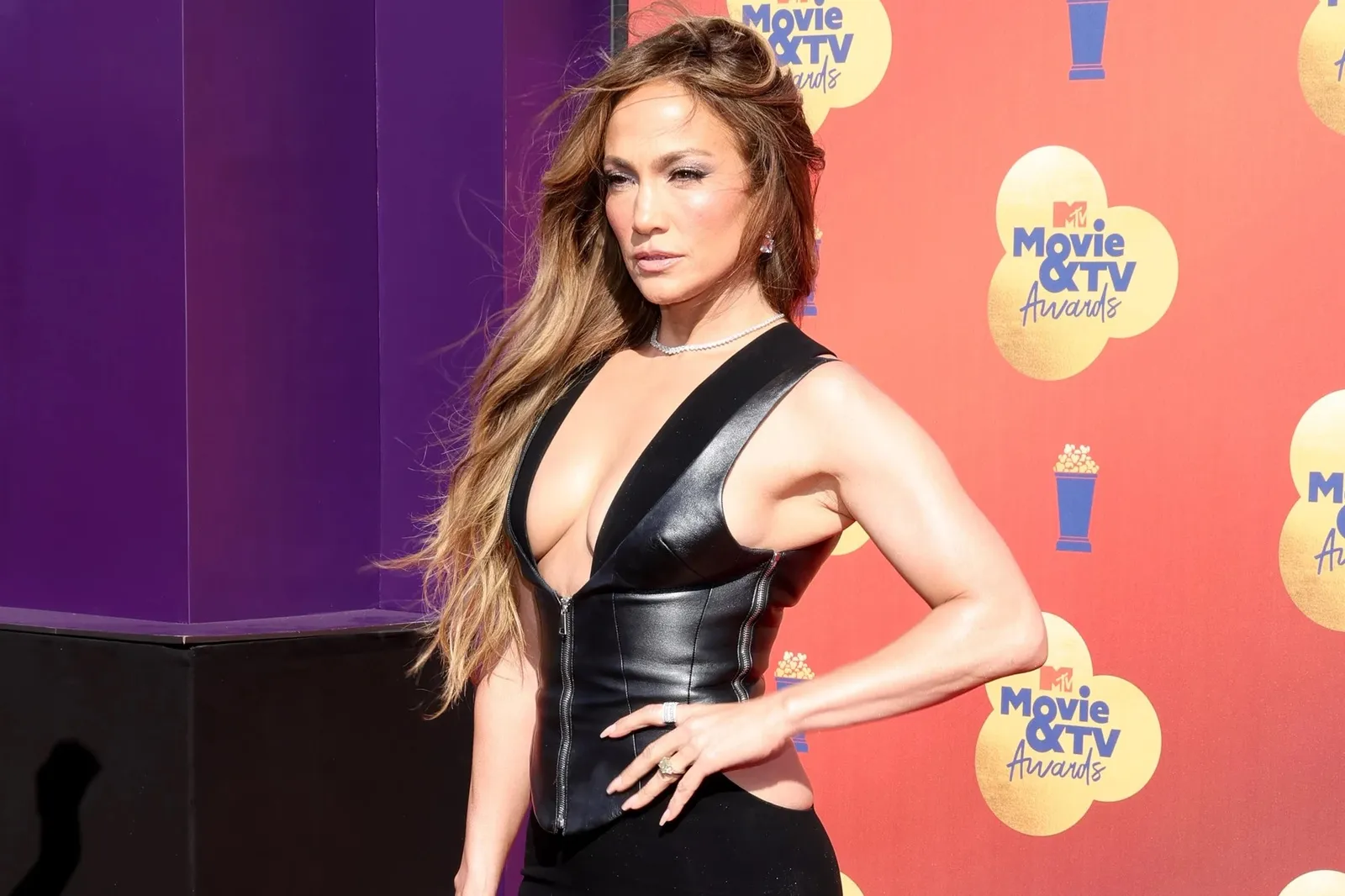 Jennifer Lopez Ekspos Belahan Dada di MTV Movie & TV Awards 2022