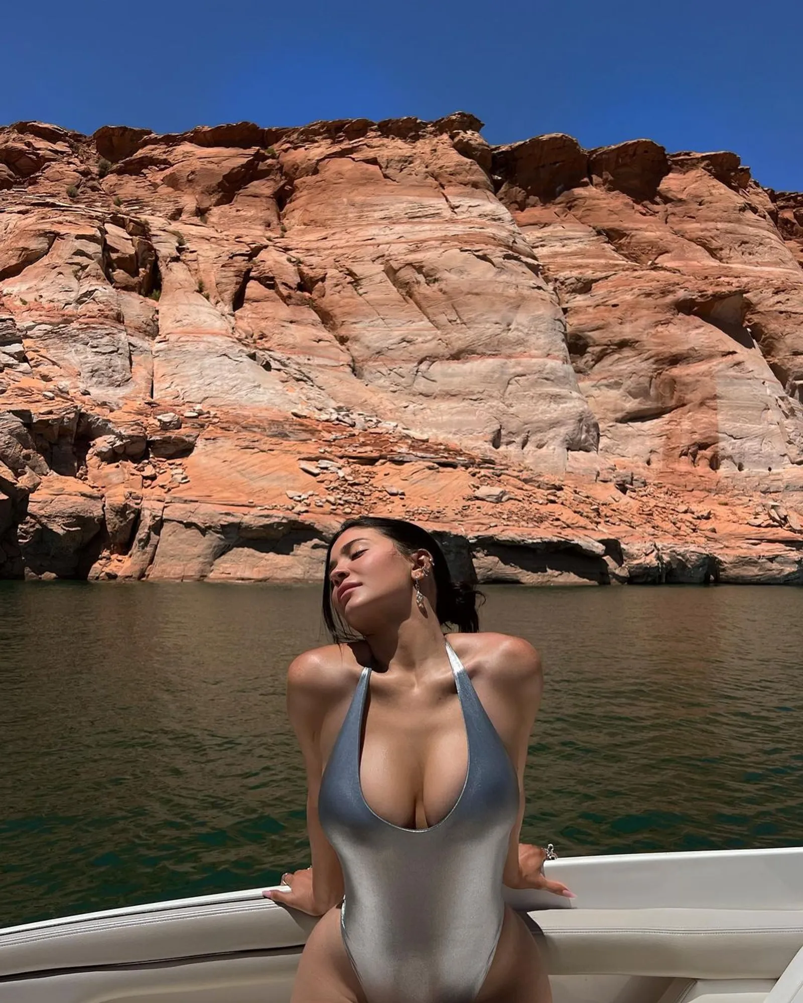 Berenang di Danau Misterius, Ada yang 'Nampak' di Kylie Jenner