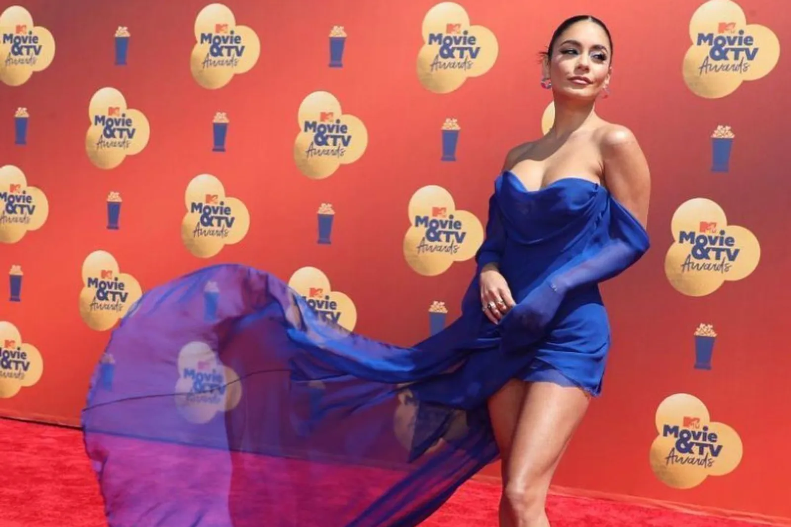 Gaya Seksi Vanessa Hudgens saat Jadi Host MTV Awards 2022