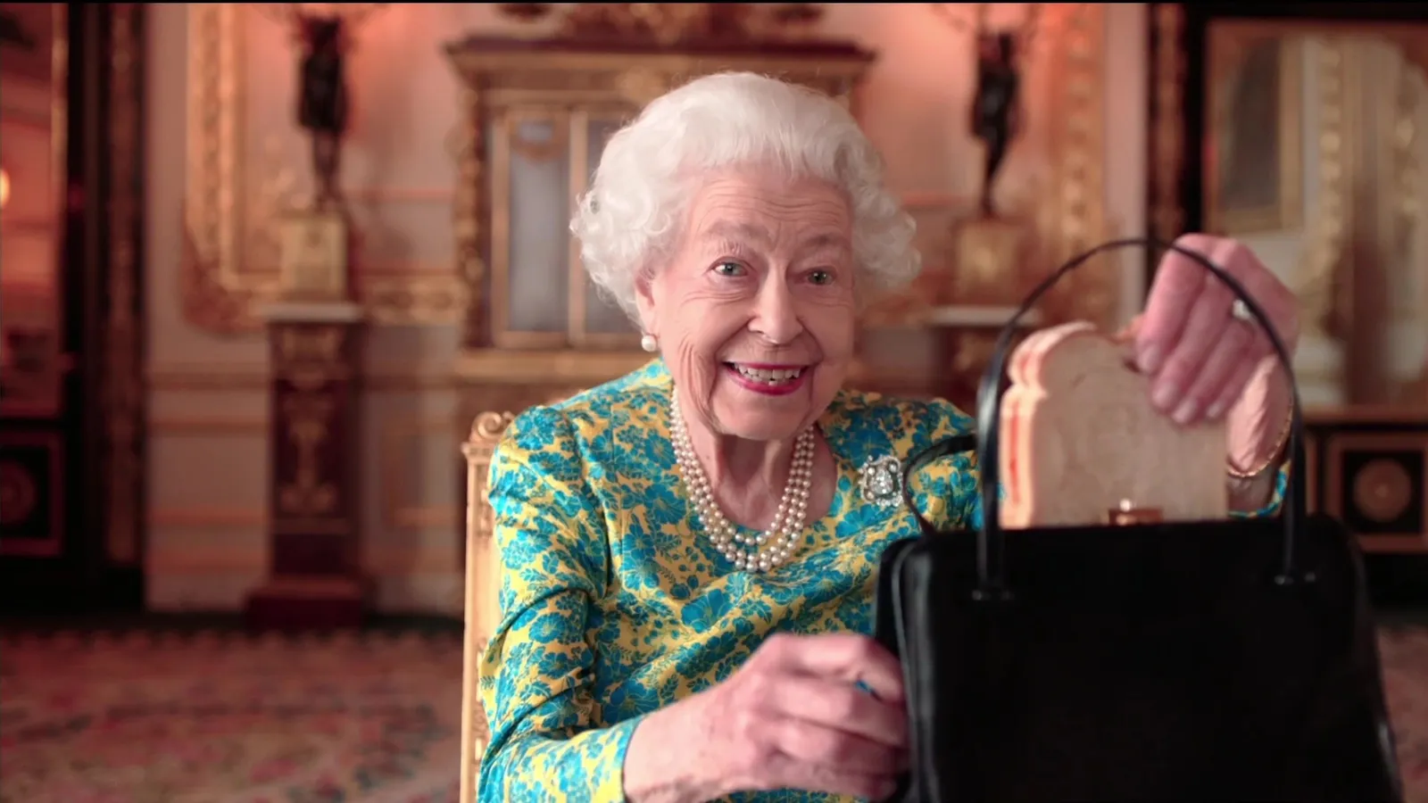 Gaya Ratu Elizabeth di Video 'Kejutan' Jubilee Bersama Paddington