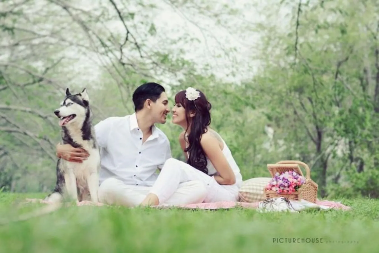 7 Potret Pre-Wedding Pasangan yang Cinlok di FTV, Romantis!