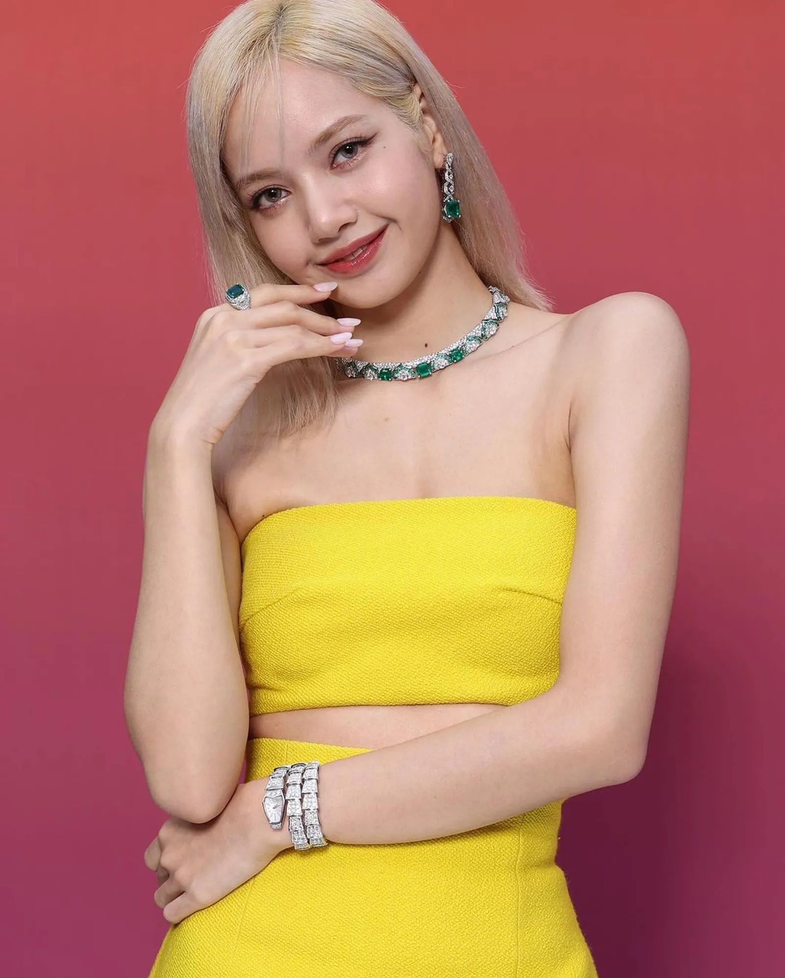 Lisa 'BLACKPINK' Tampil Mewah dan Nyentrik di Acara BVLGARI