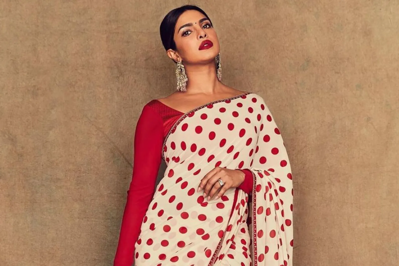 Potret Seksi Priyanka Chopra Dalam Balutan Baju Tradisional India 