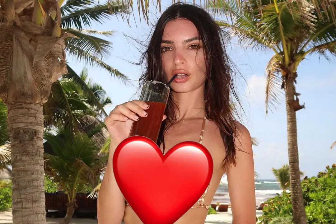 Rayakan Ultah, Emily Ratajkowski Pakai Bikini Seksi Gemas!