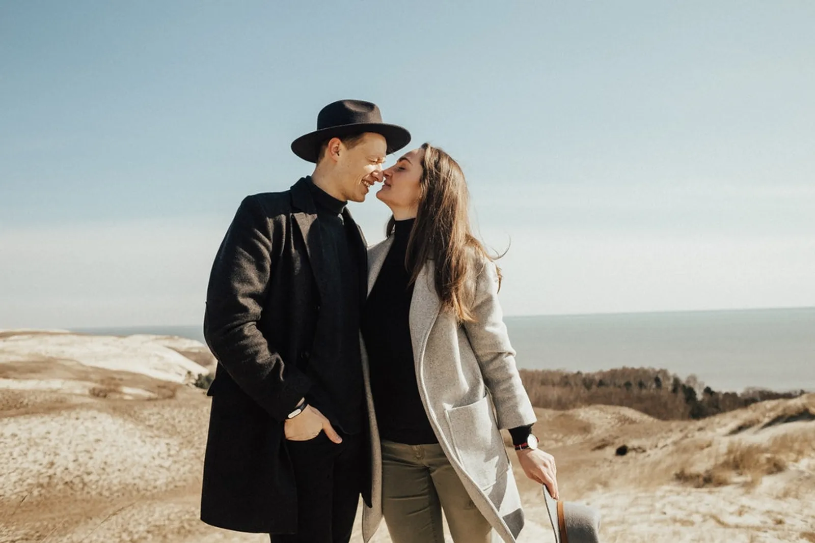 7 Bahasa Tubuh yang Menandakan Pernikahan Sehat dan Bahagia