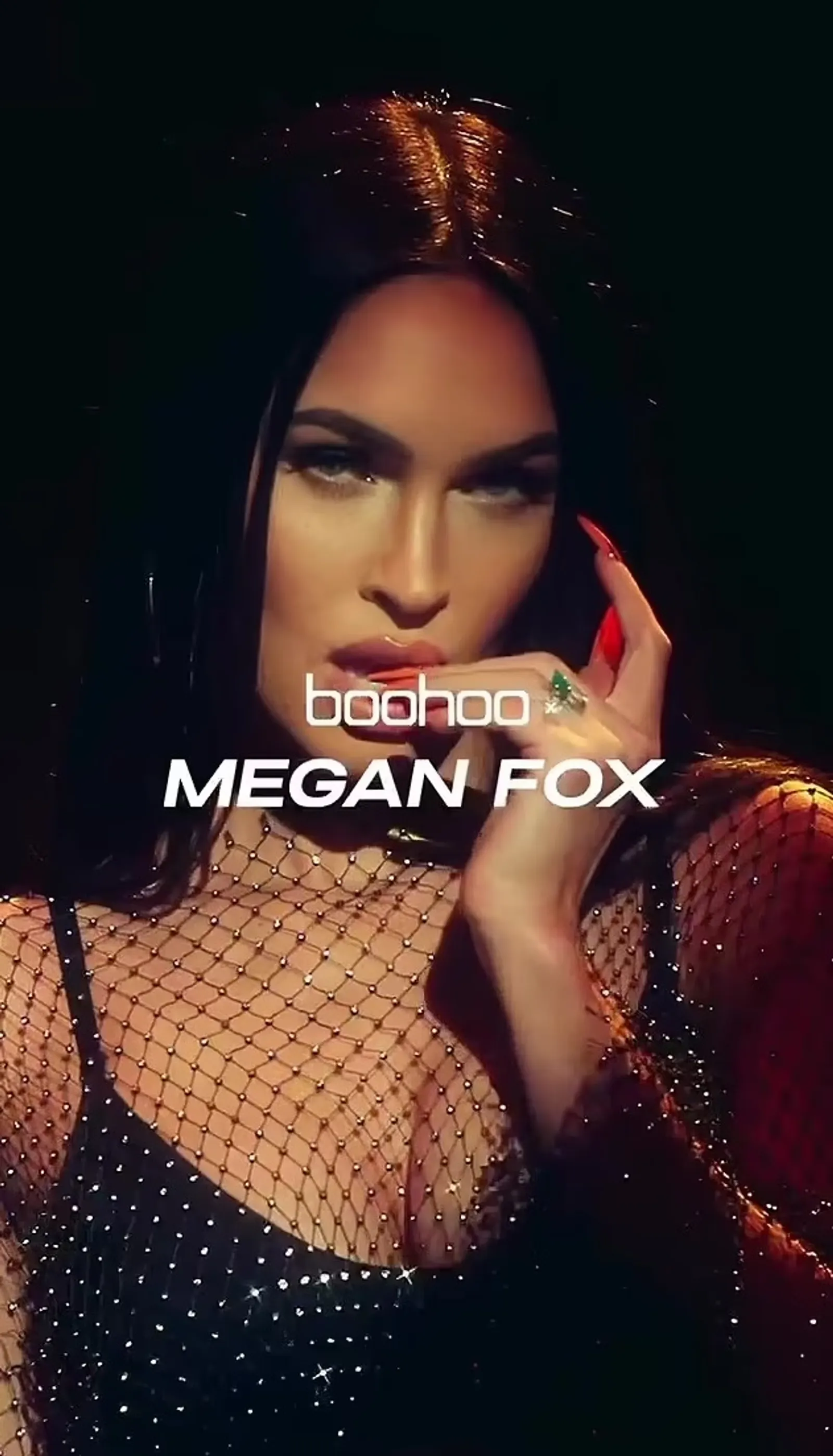 Aksi Seksi Megan Fox Pakai 'Naked Dress', Sampai Ekspos Dalaman
