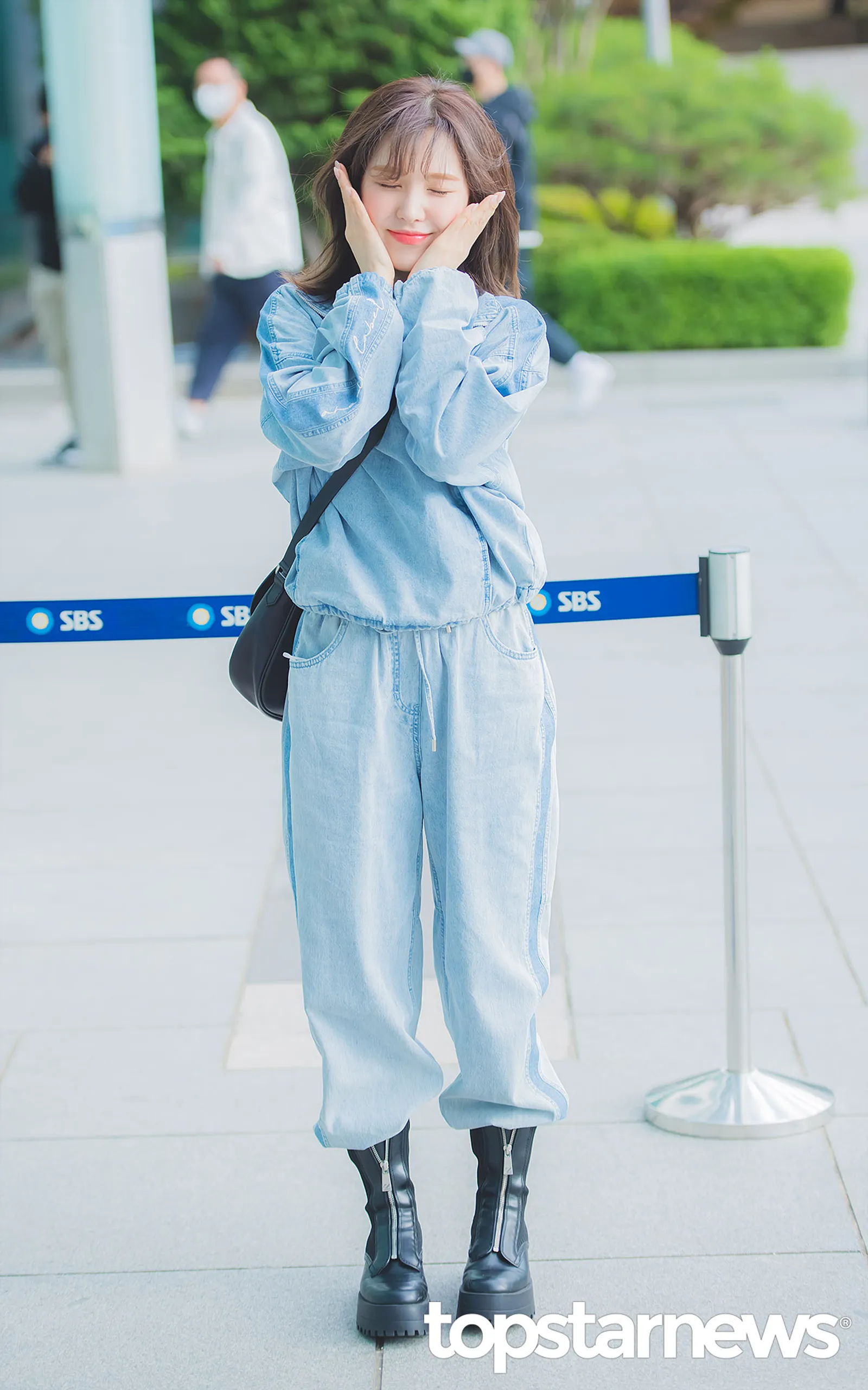 Padu-padan Street Style Modis Wendy Red Velvet yang Ikuti Tren Y2K