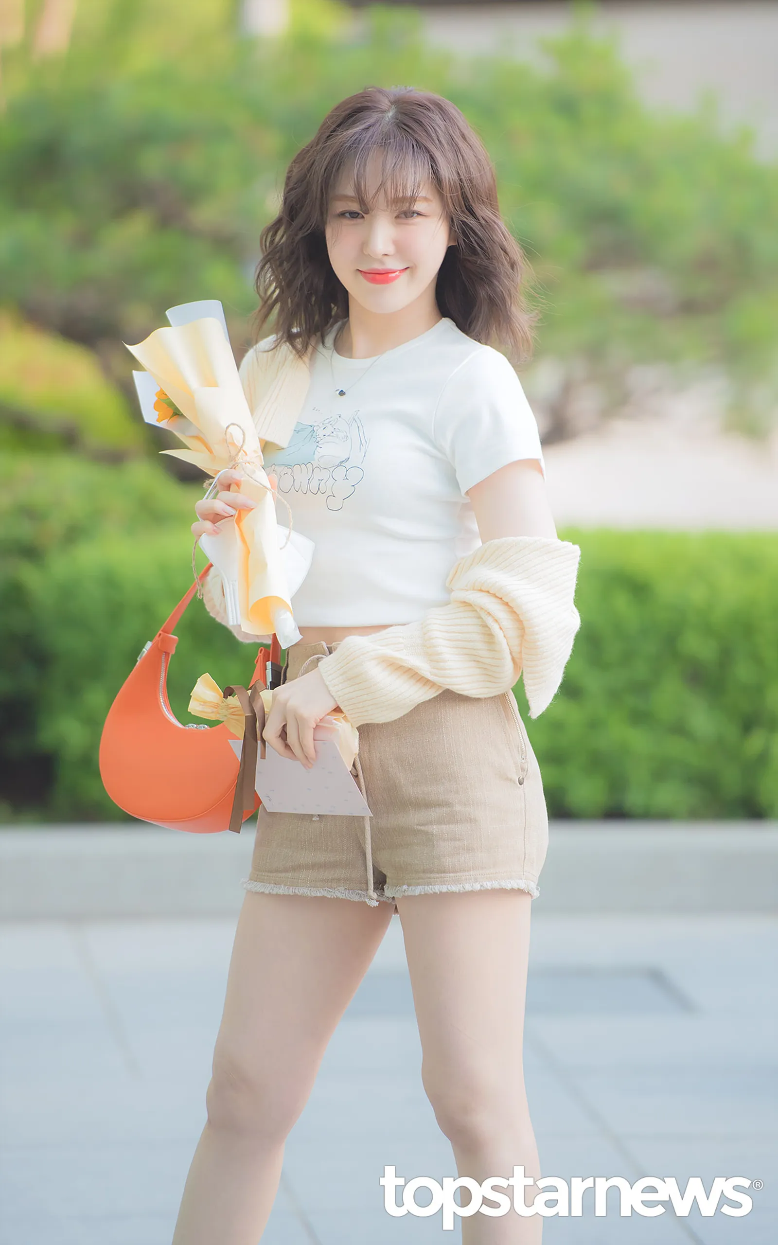 Padu-padan Street Style Modis Wendy Red Velvet yang Ikuti Tren Y2K