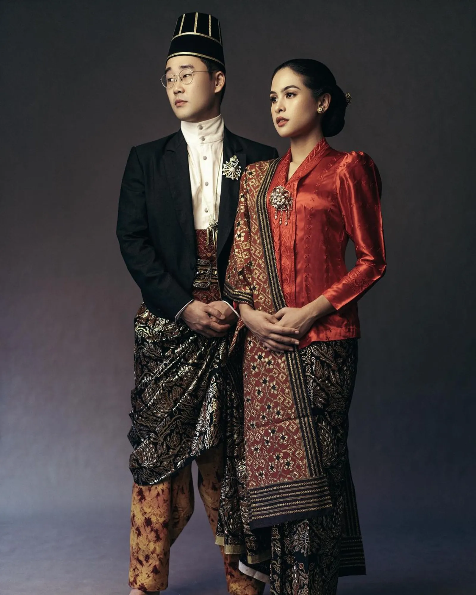 Potret Maudy Ayunda dan Suami dalam Balutan Pakaian Adat Indonesia