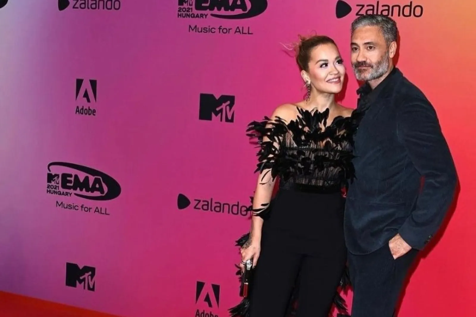 Siap Menikah, Rita Ora dan Taika Watiti Resmi Bertunangan