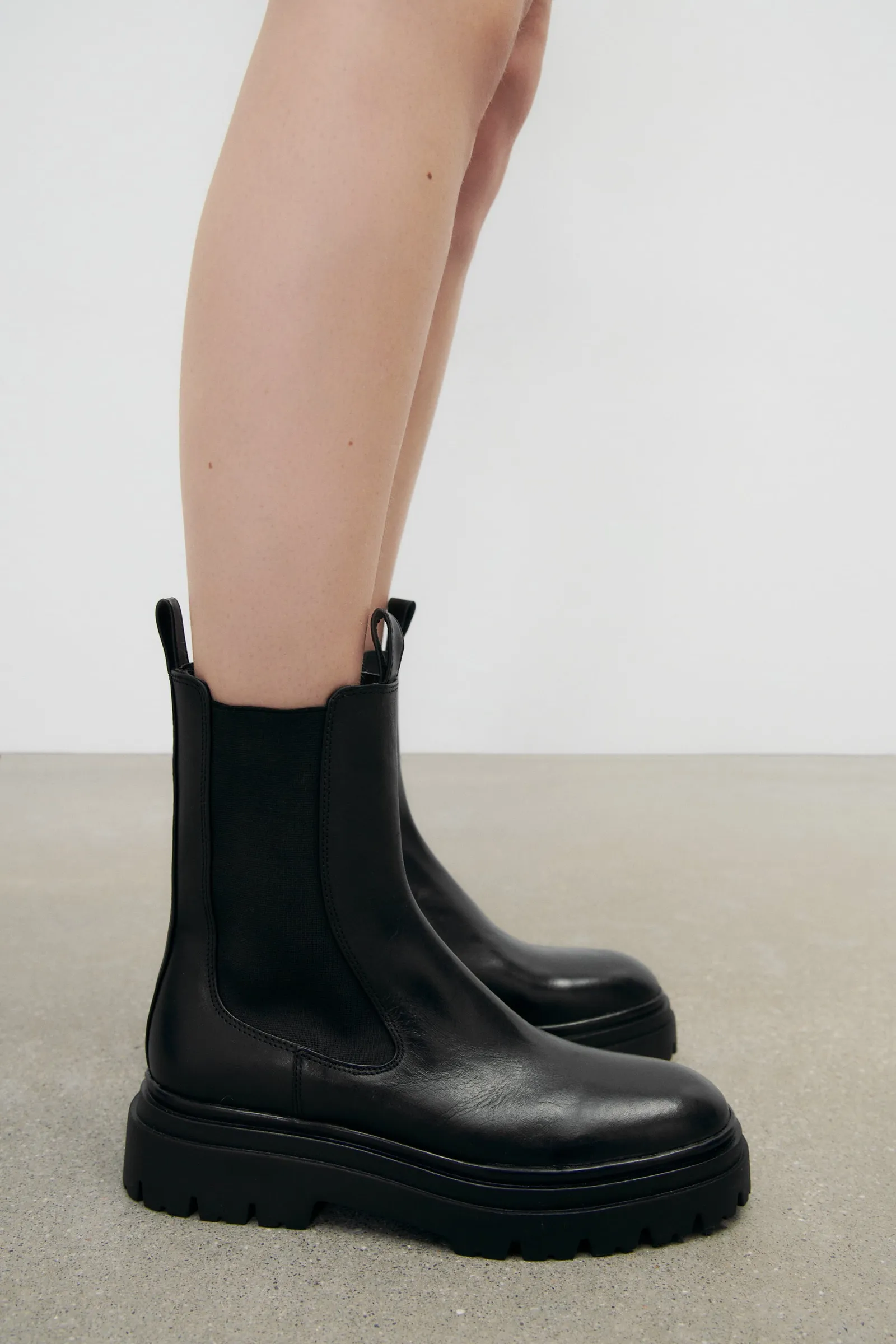Tips Merawat Sepatu Boots di Musim Hujan Supaya Awet dan Anti Bau