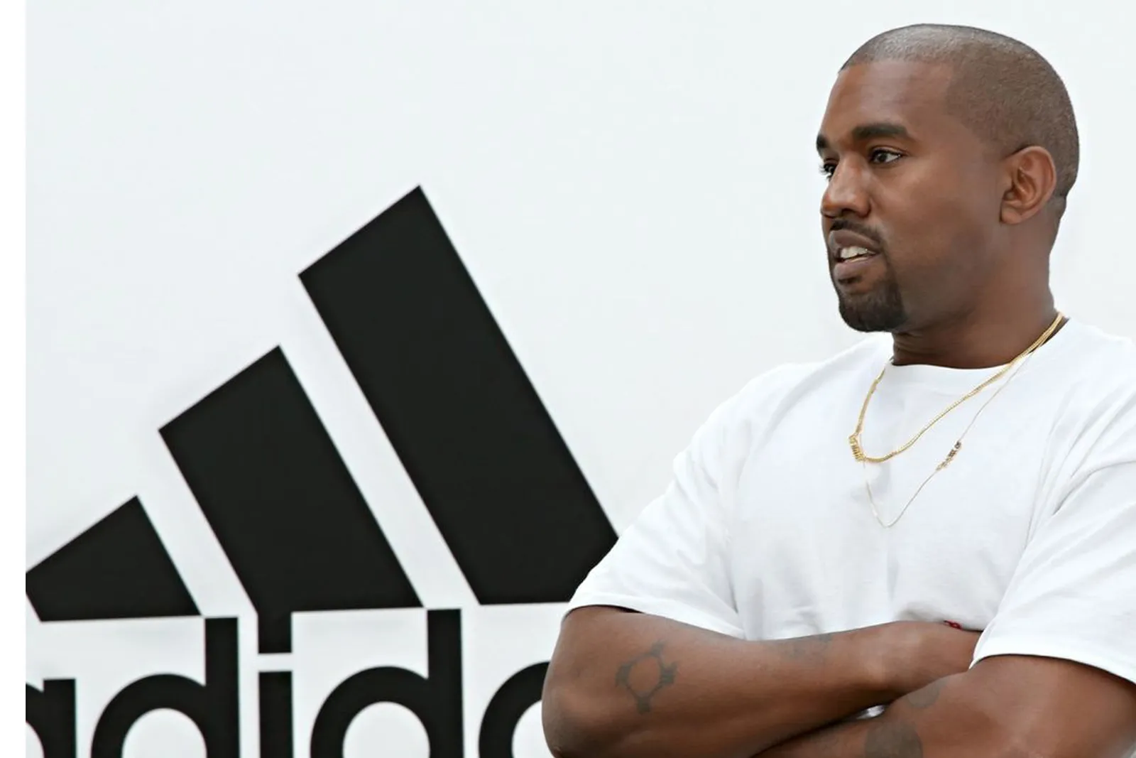 Kanye West Sebut Sandal adilette 22 Sebagai 'Yeezy Palsu'