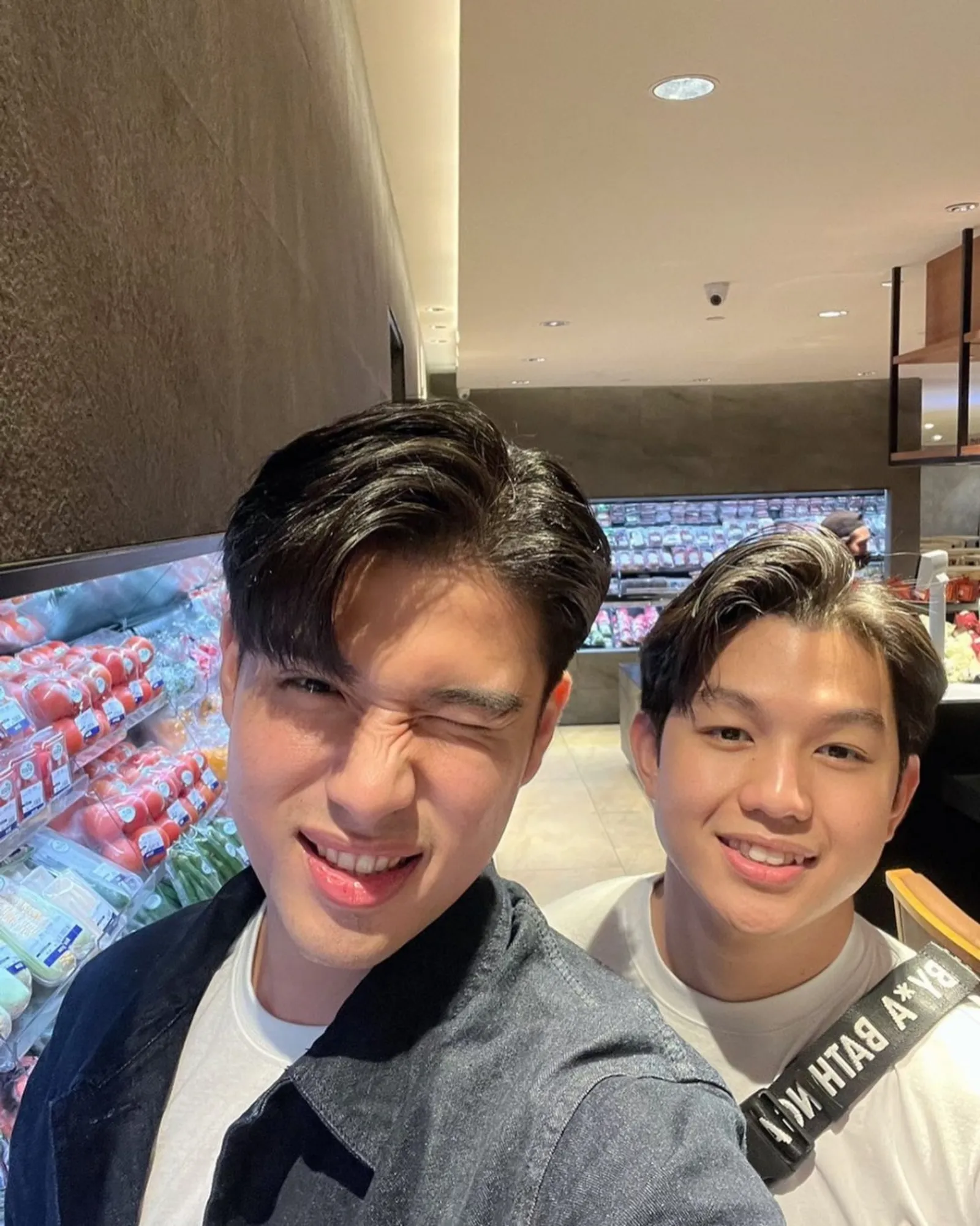 10 Potret Bromance Victor dan Alden 'MasterChef' yang Lagi Disorot