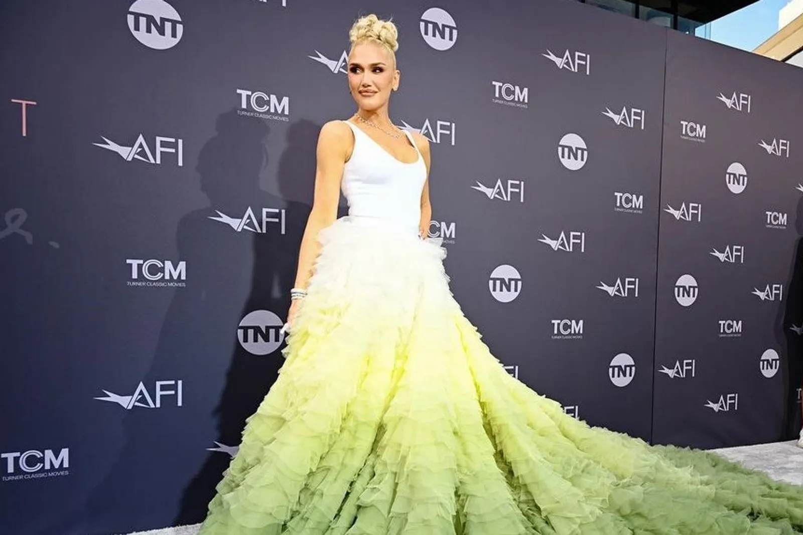 Gwen Stefani Pakai Outfit Hijau Gradasi di American Film Institute