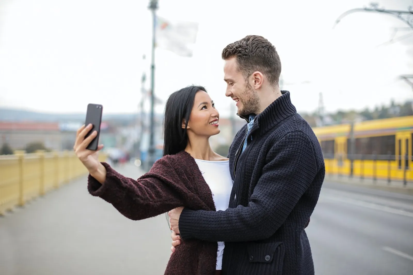 10 Ide Pose Foto Bareng Pasangan, Romantis dan Manis