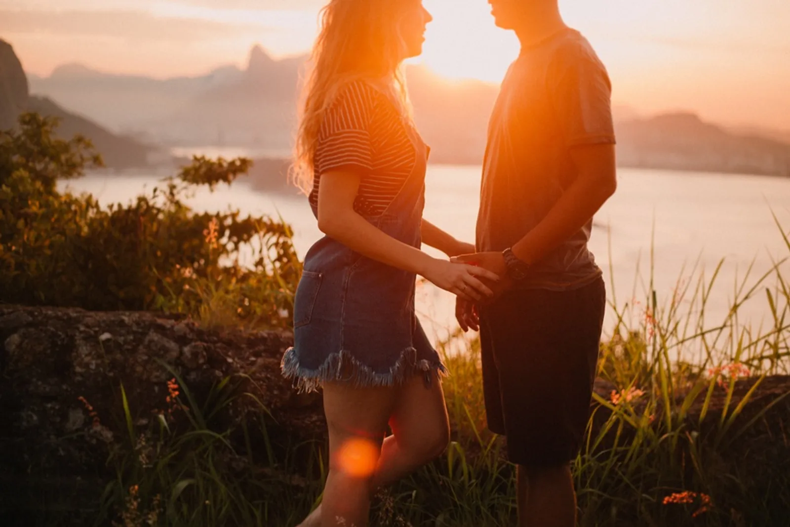 10 Ide Pose Foto Bareng Pasangan, Romantis dan Manis