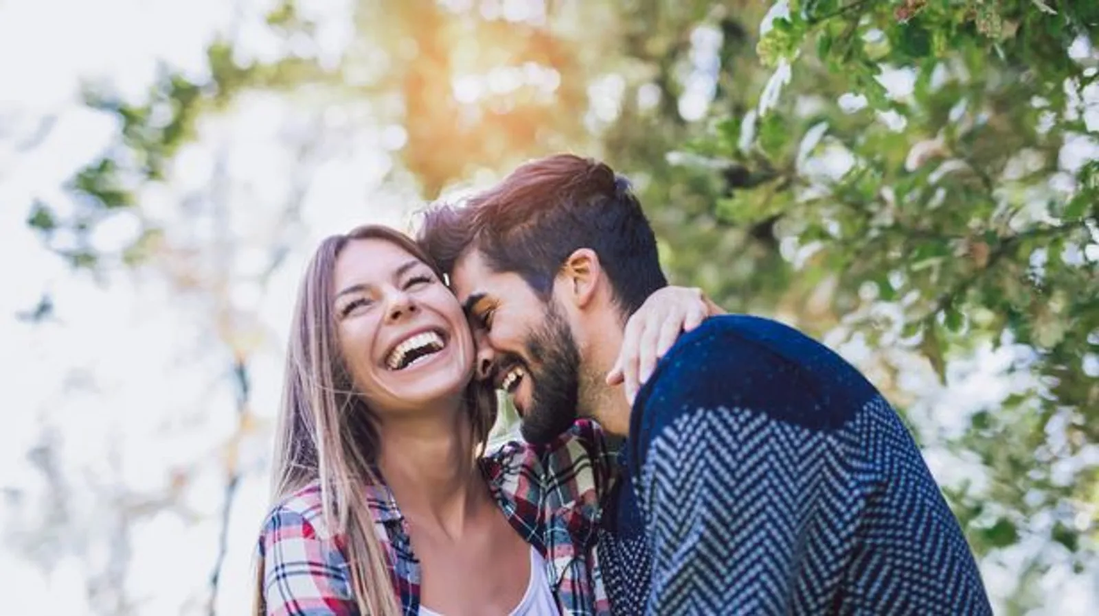 10 Ide Pose Foto Bareng Pasangan, Romantis dan Manis