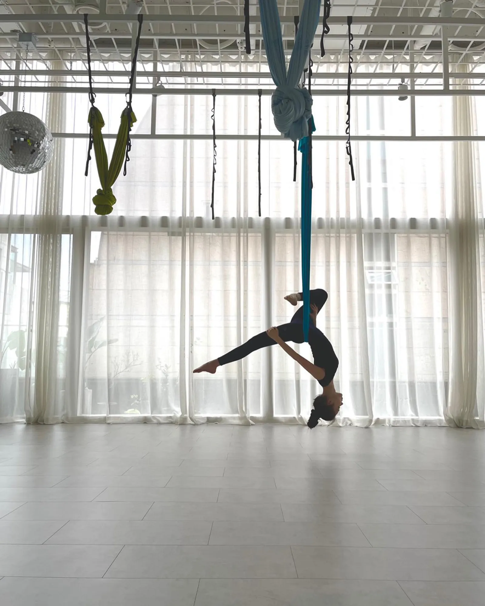 Miliki Tubuh Indah, Artis Korea ini Hobi Lakukan Flying Yoga
