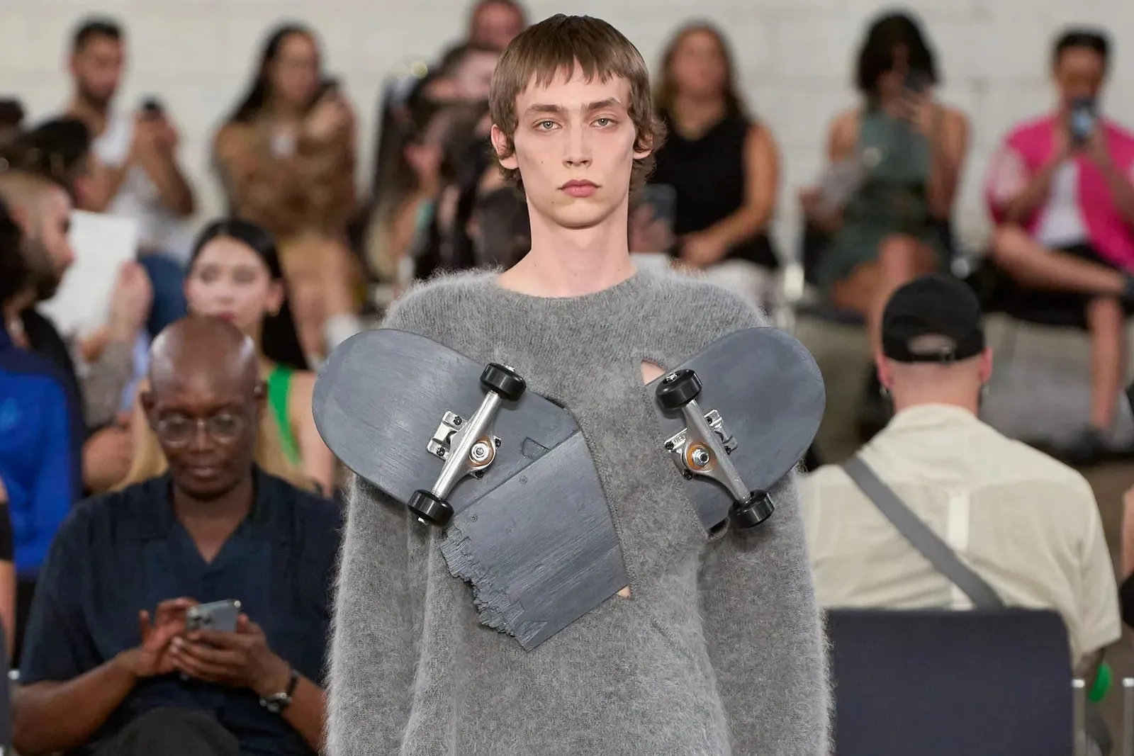 JW Anderson Rilis Koleksi Modern Kasual untuk Menswear Spring 2023