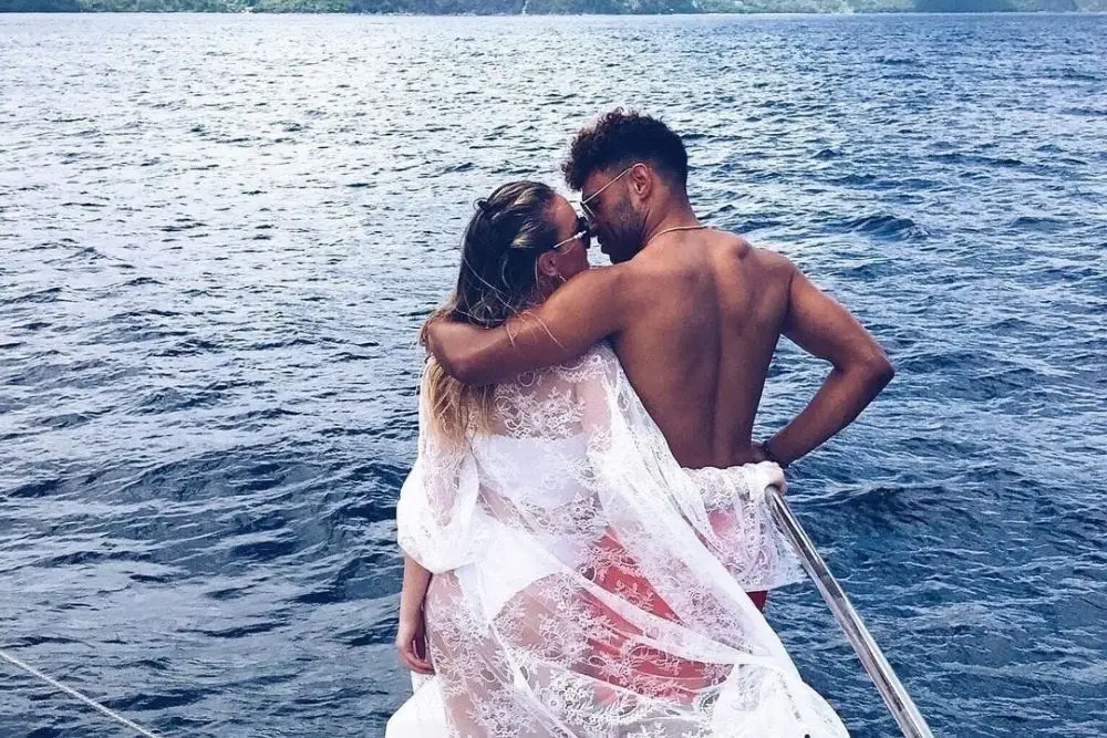 Tunangan, 10 Potret Perjalanan Cinta Perrie Edwards dan Alex Oxlade