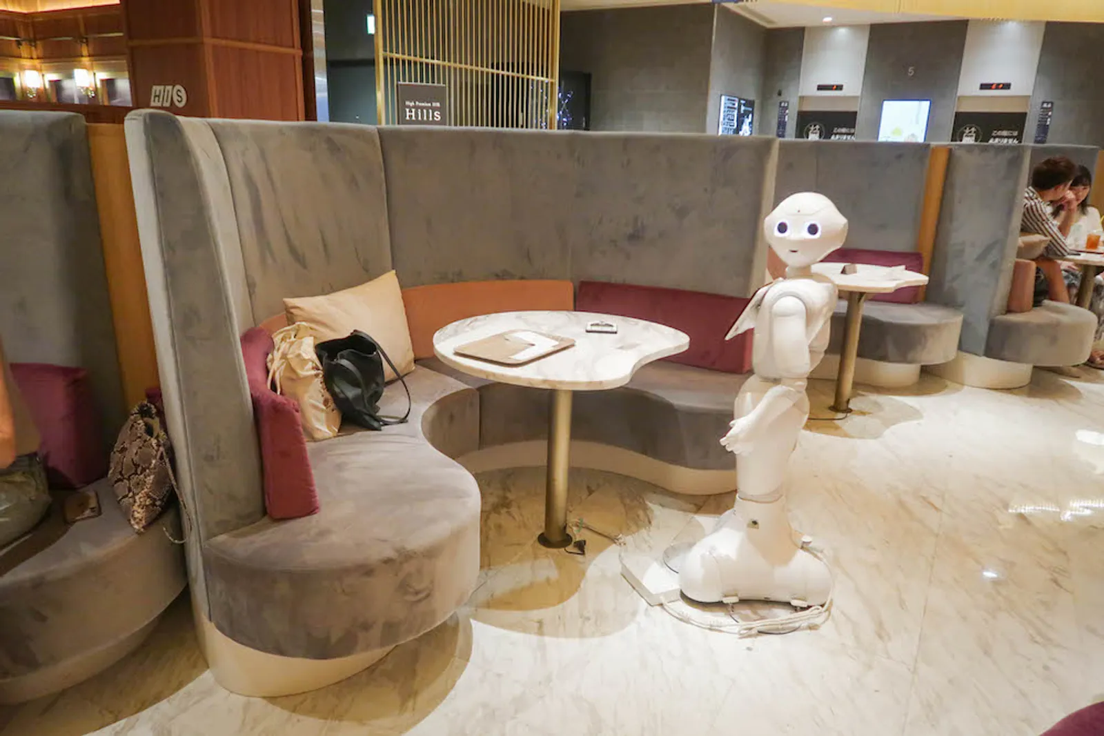 Pepper PARLOR, Kafe dengan Robot sebagai Pelayannya