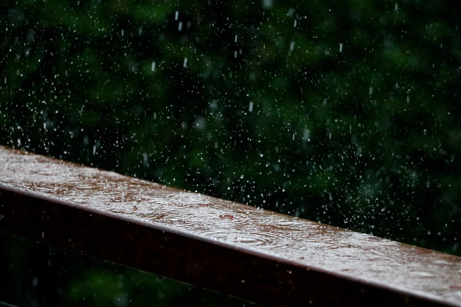 4 Doa Meredakan Hujan Beserta Artinya, Agar Bisa Membawa Berkah