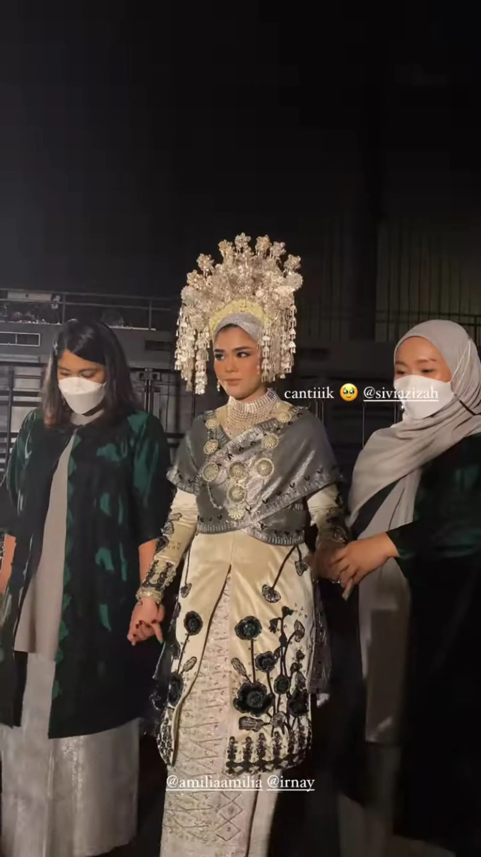 Detail Pakaian Pernikahan Sivia Azizah, Adat yang 'Futuristik'