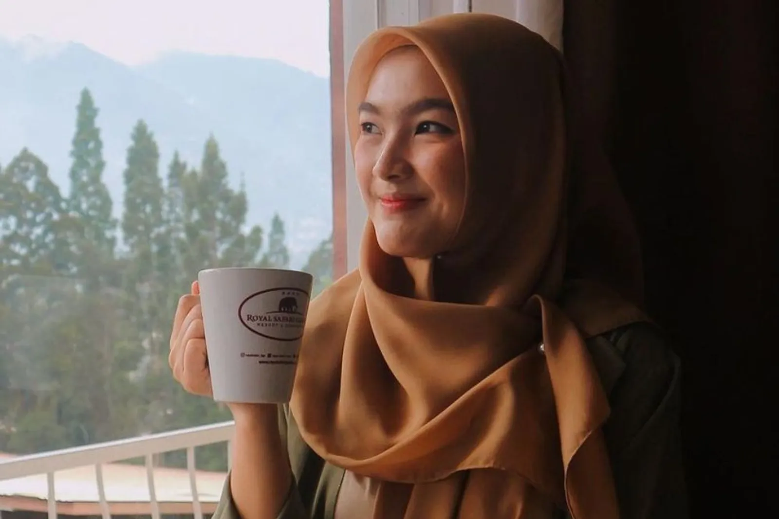 Potret Terkini Ana Riana yang Tampil Lebih Manis Kenakan Hijab