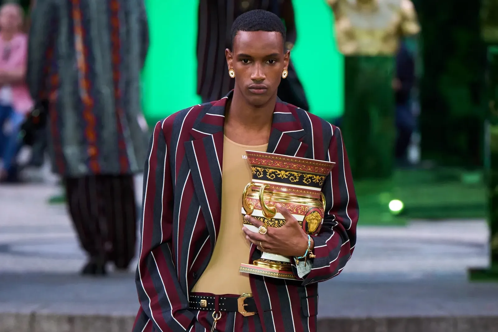 5 Detail Menarik dari Koleksi Versace Menswear Spring 2023