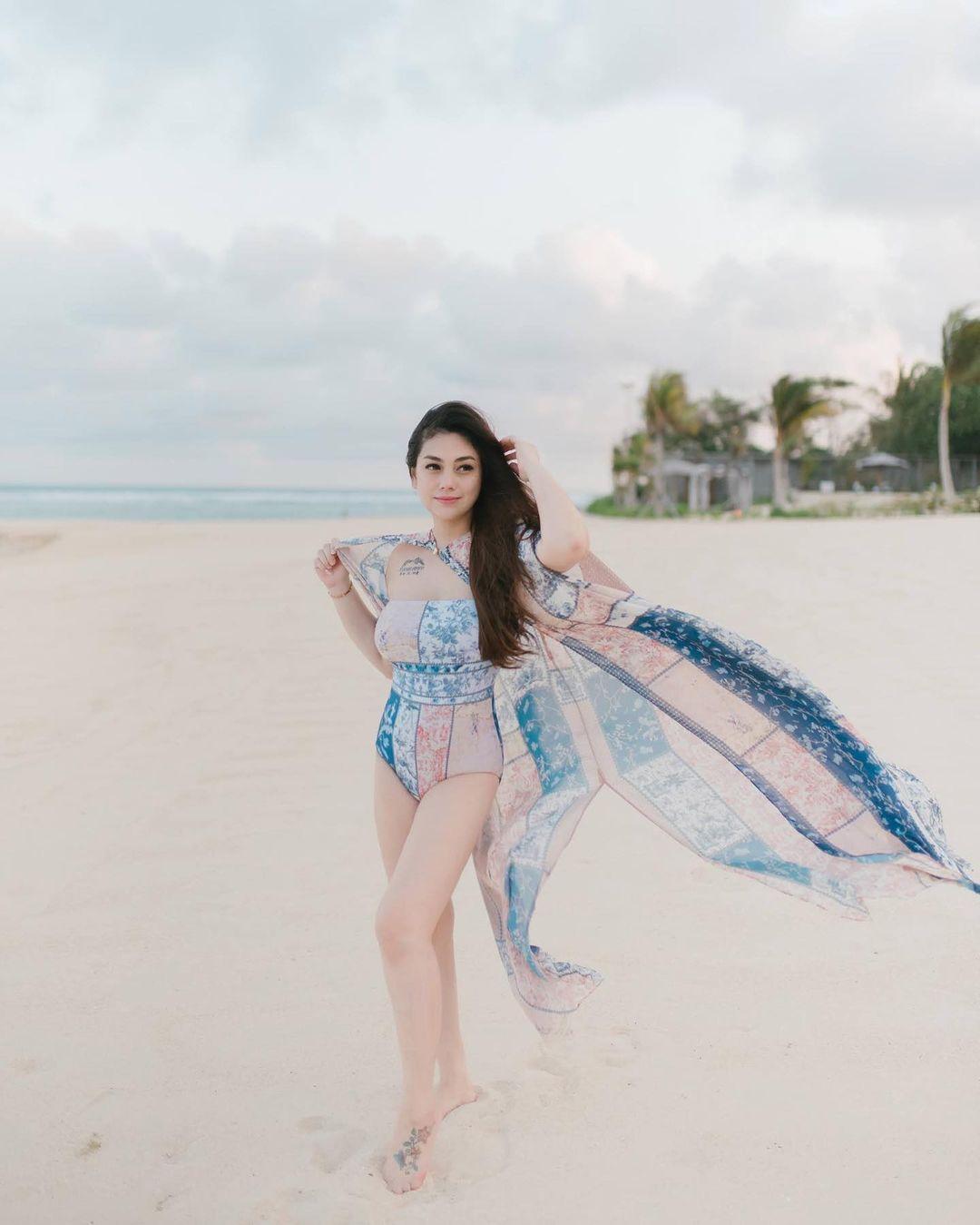 Kenakan Bikini dan Pamer Lekuk Tubuh, Deretan Janda Ini Tampil Sensual