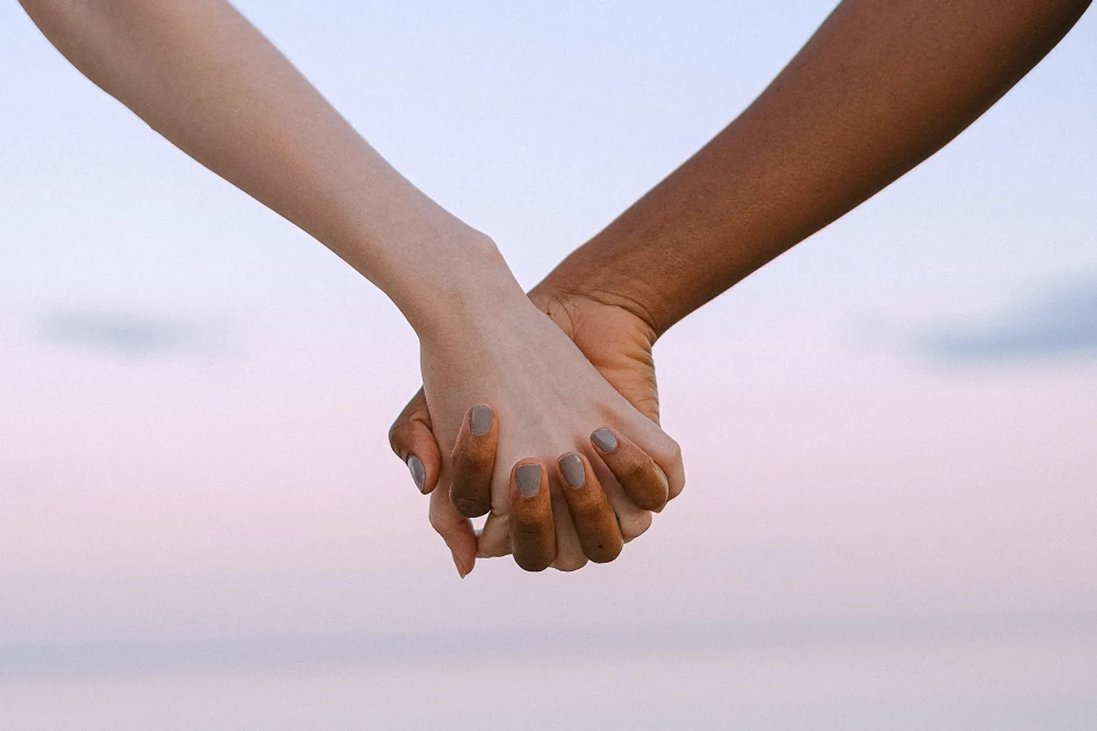 8 Cara Berpegangan Tangan Bersama Pasangan dan Maknanya