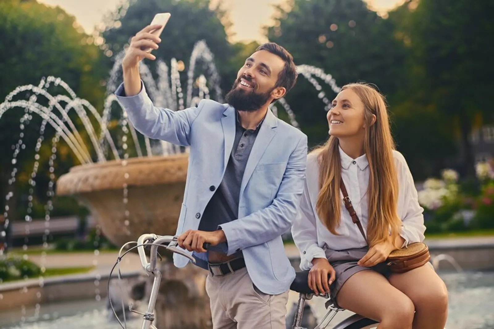 6 Alasan Orang Memamerkan Hubungannya di Media Sosial