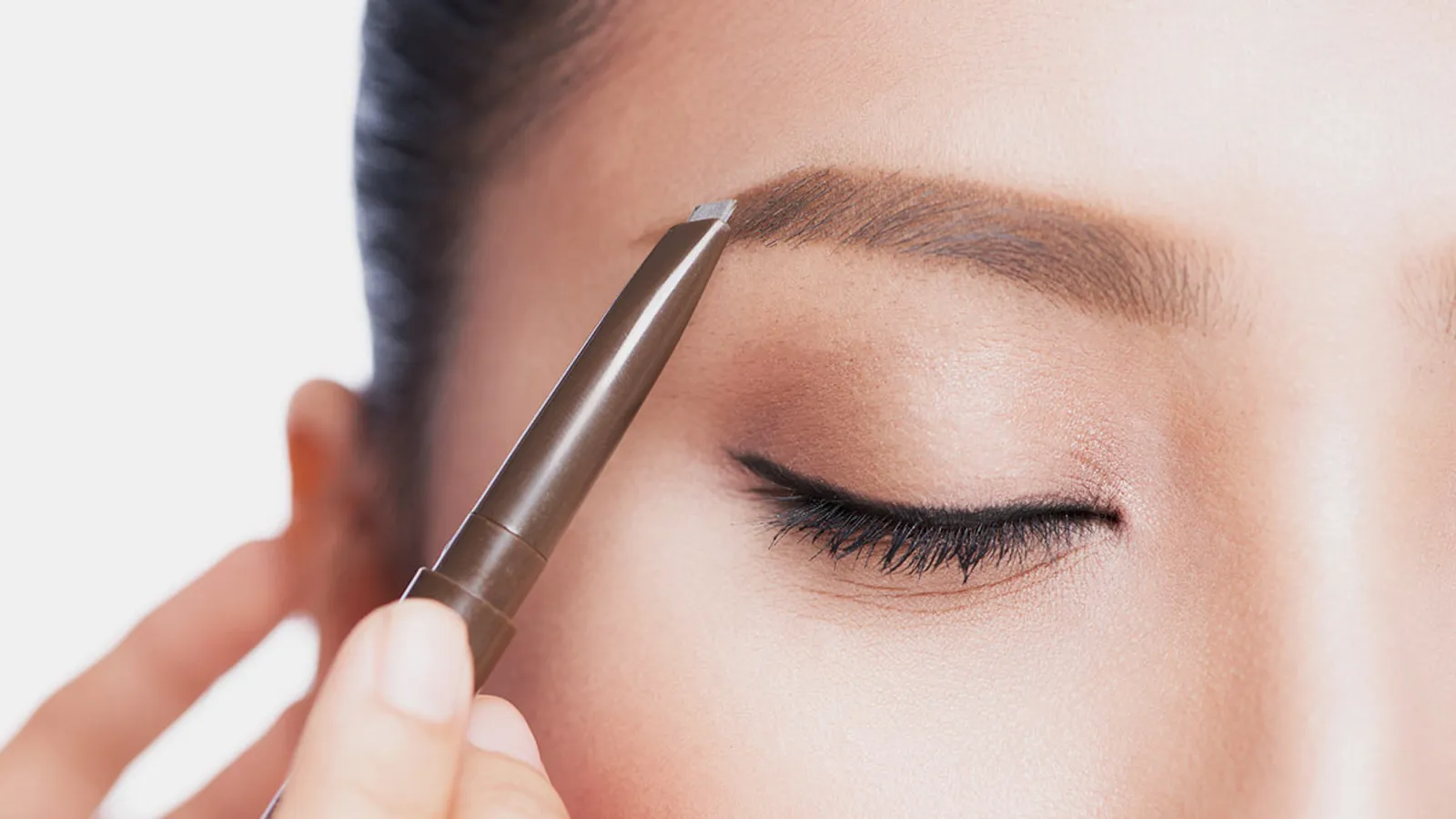 Selain Membuat Makeup Tahan Lama, Ini 7 Manfaat Bedak Tabur Lainnya! 