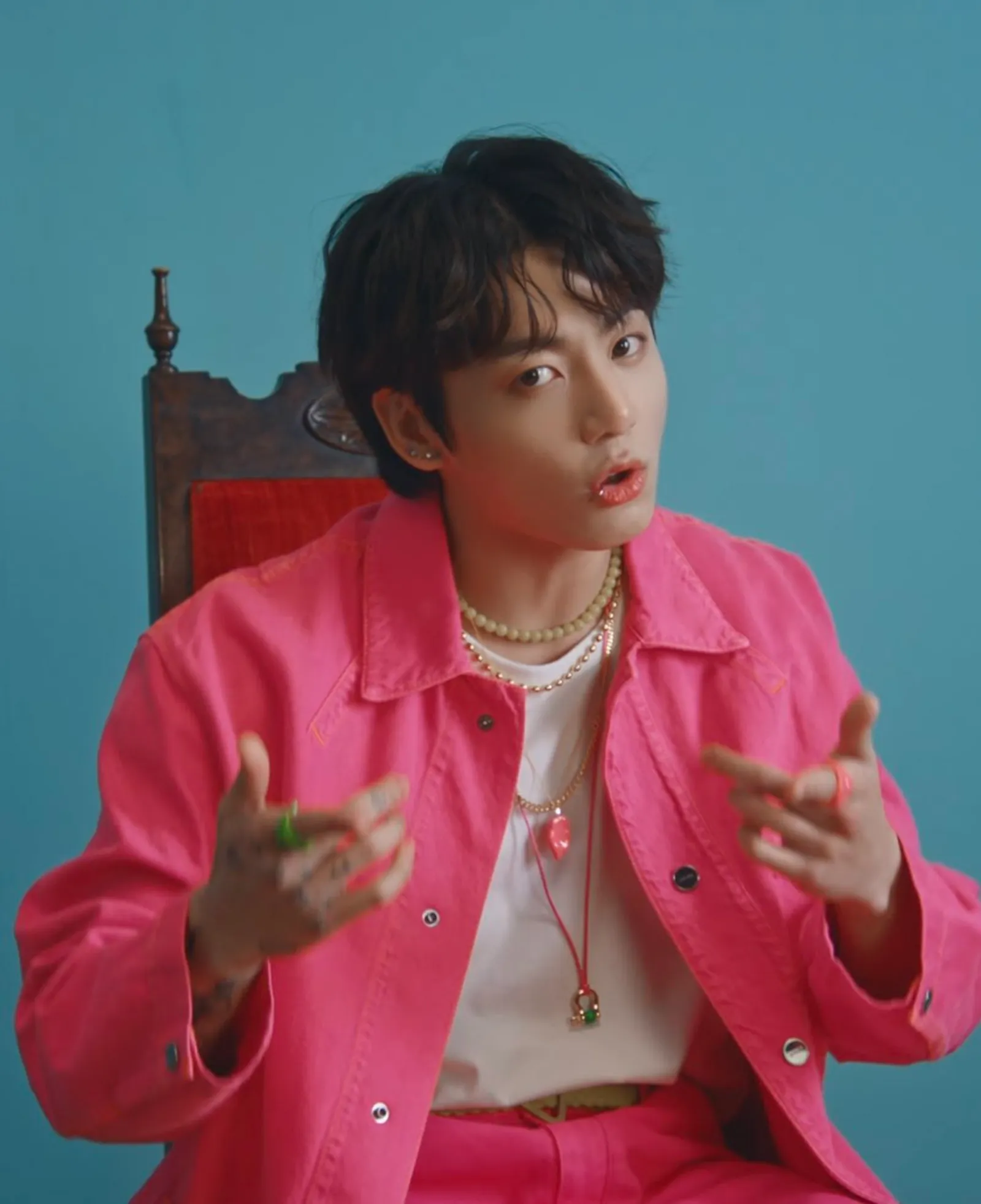Bocoran Brand & Harga Pink Outfit Jungkook 'BTS' di MV Terbaru
