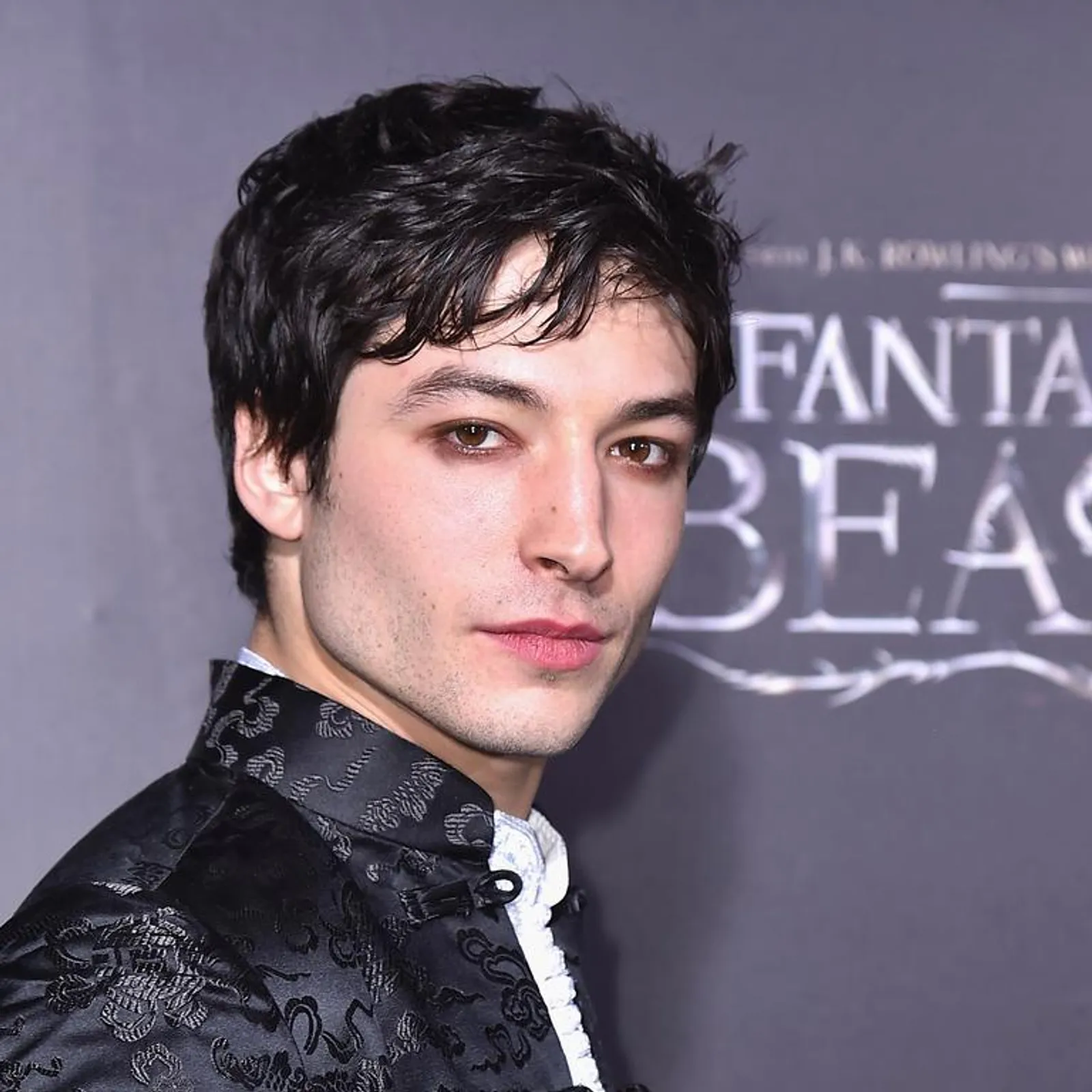 Ezra Miller Diduga Tampung 3 Anak & Ibu Mereka di Tempat Penuh Senjata