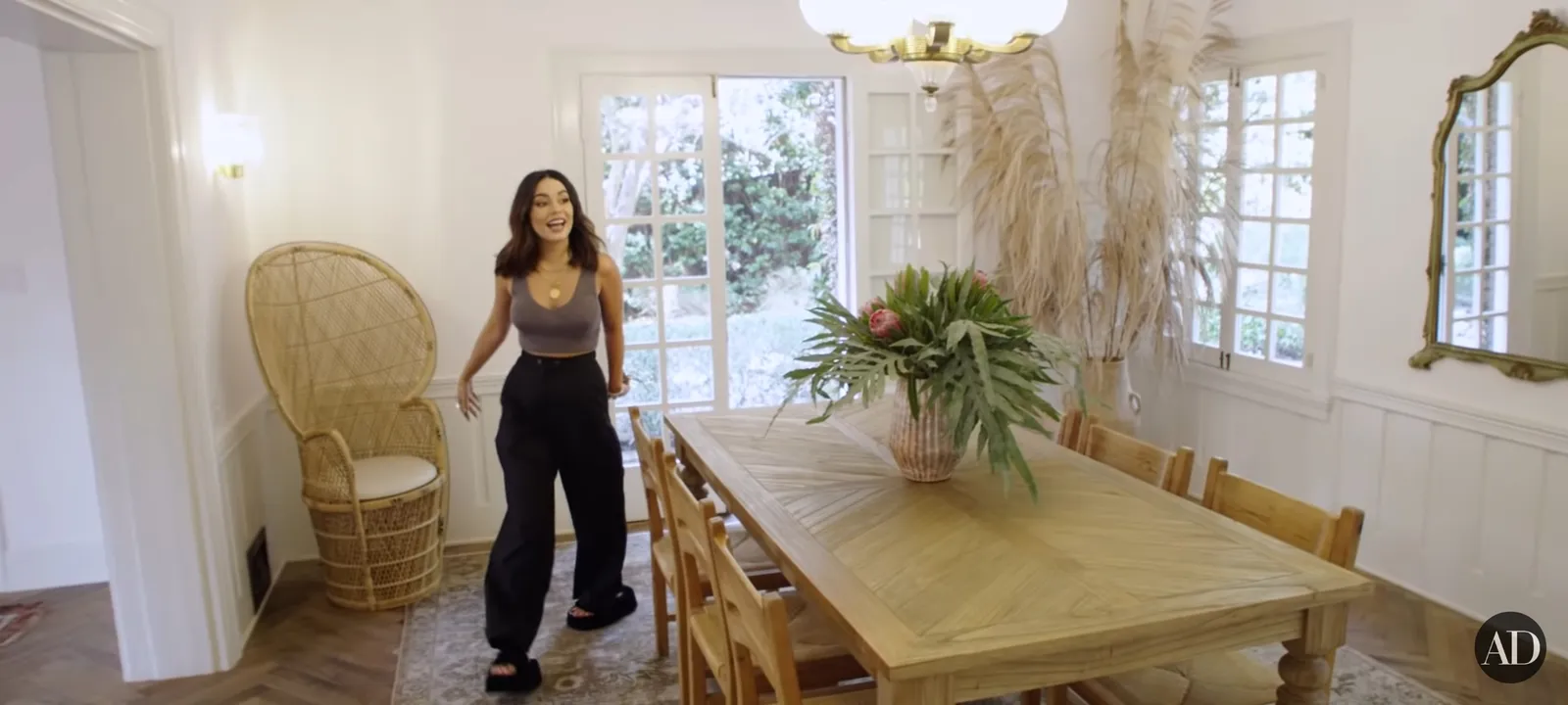 Terasa Hangat, Ini Rumah Vanessa Hudgens yang Bergaya Vintage-Classic