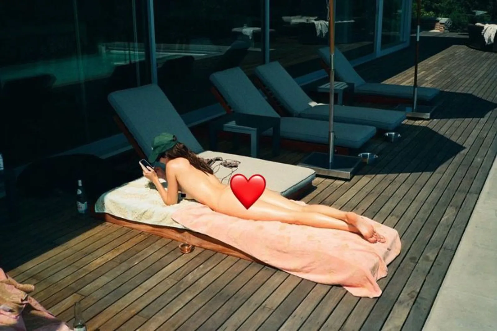 Kendall Jenner Sebar Foto Telanjang Bulat Sambil Berjemur