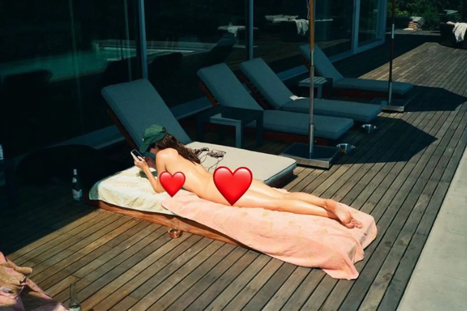 Kendall Jenner Sebar Foto Telanjang Bulat Sambil Berjemur