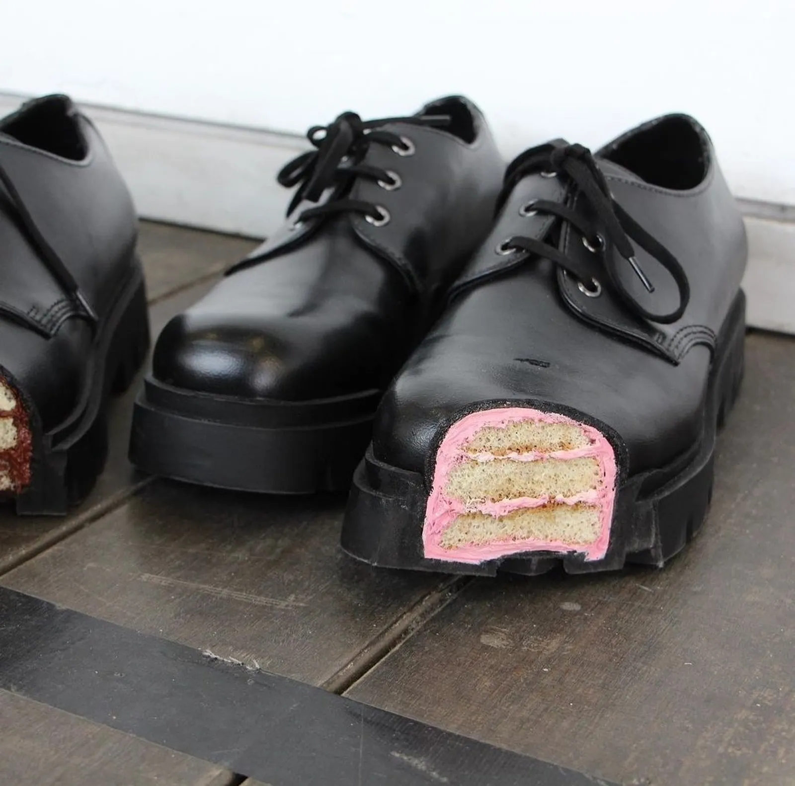 Unik! Ada Sepatu Berbentuk Kue Karya Murid Fashion Asal Israel