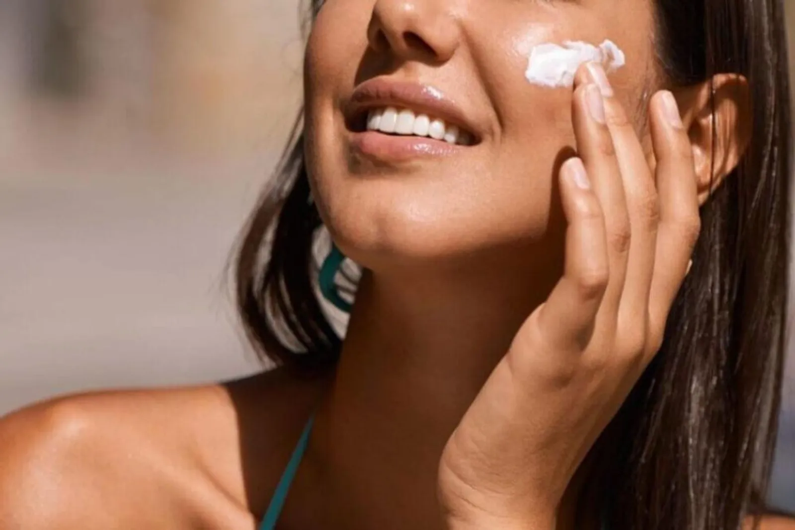 5 Mitos Tentang Sunscreen yang Nggak Perlu Kamu Percaya