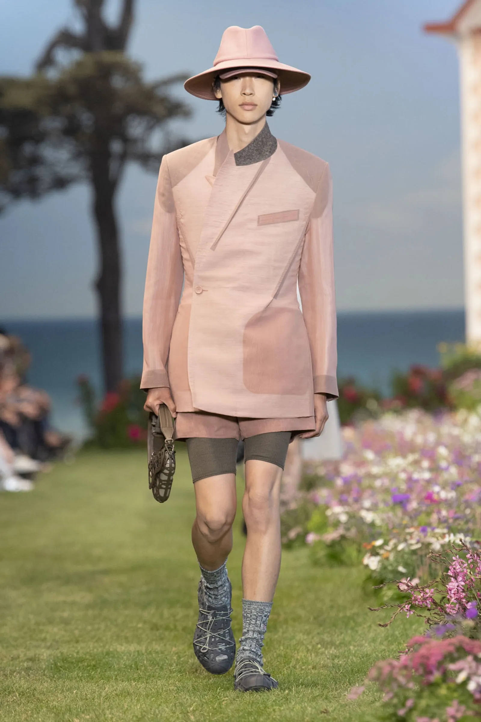 Konsep Taman Bunga di Fashion Show Dior Men's Spring/Summer 2023