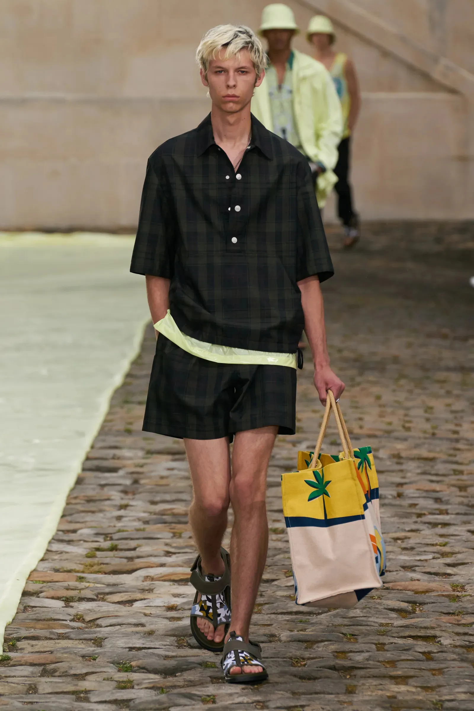 Pakaian Warna-warni di Koleksi Hermès Men’s Spring 2023